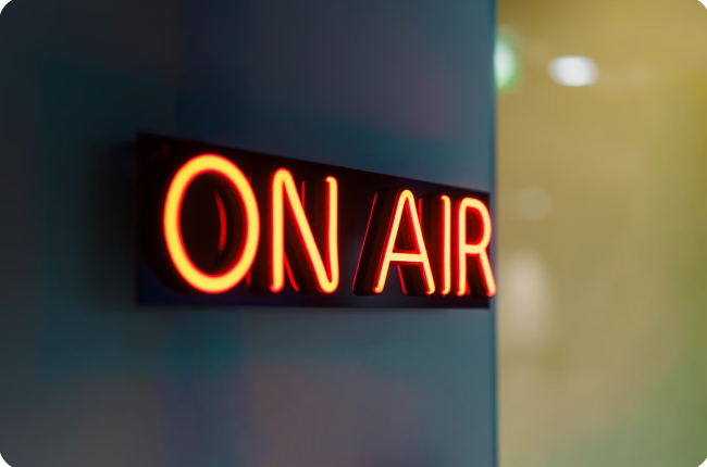 Micrófono de radio sobre una mesa de madera